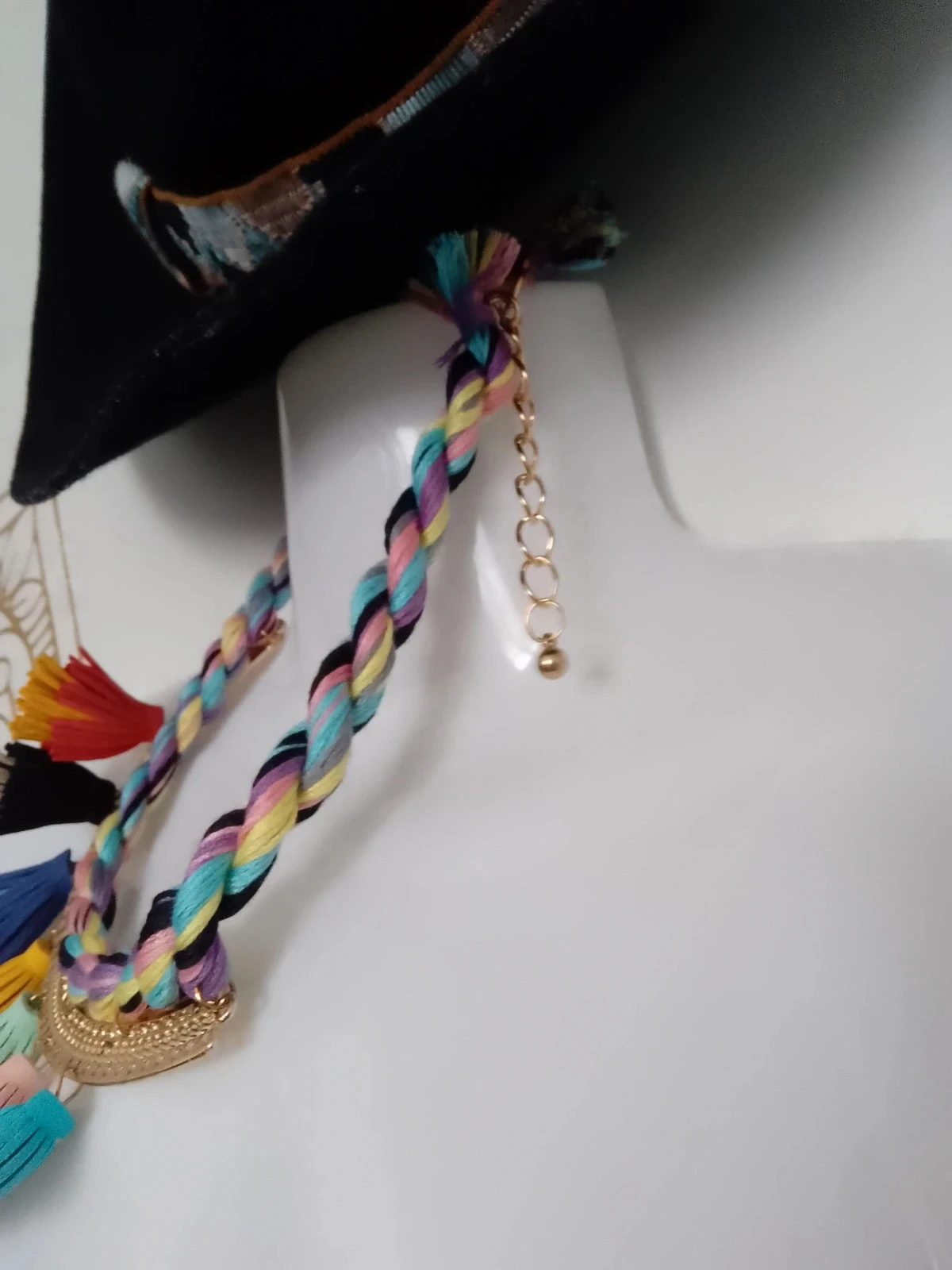 Plastron ketting met kleurrijke pompons – photo 3